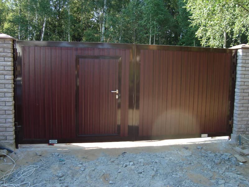 Уличные ворота DoorHan в Иркутске с установкой