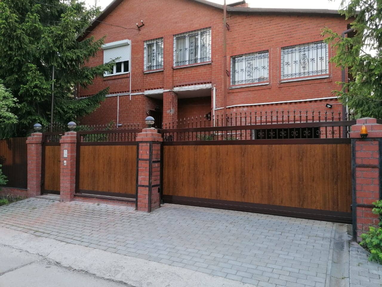 Уличные ворота DoorHan в Иркутске с установкой