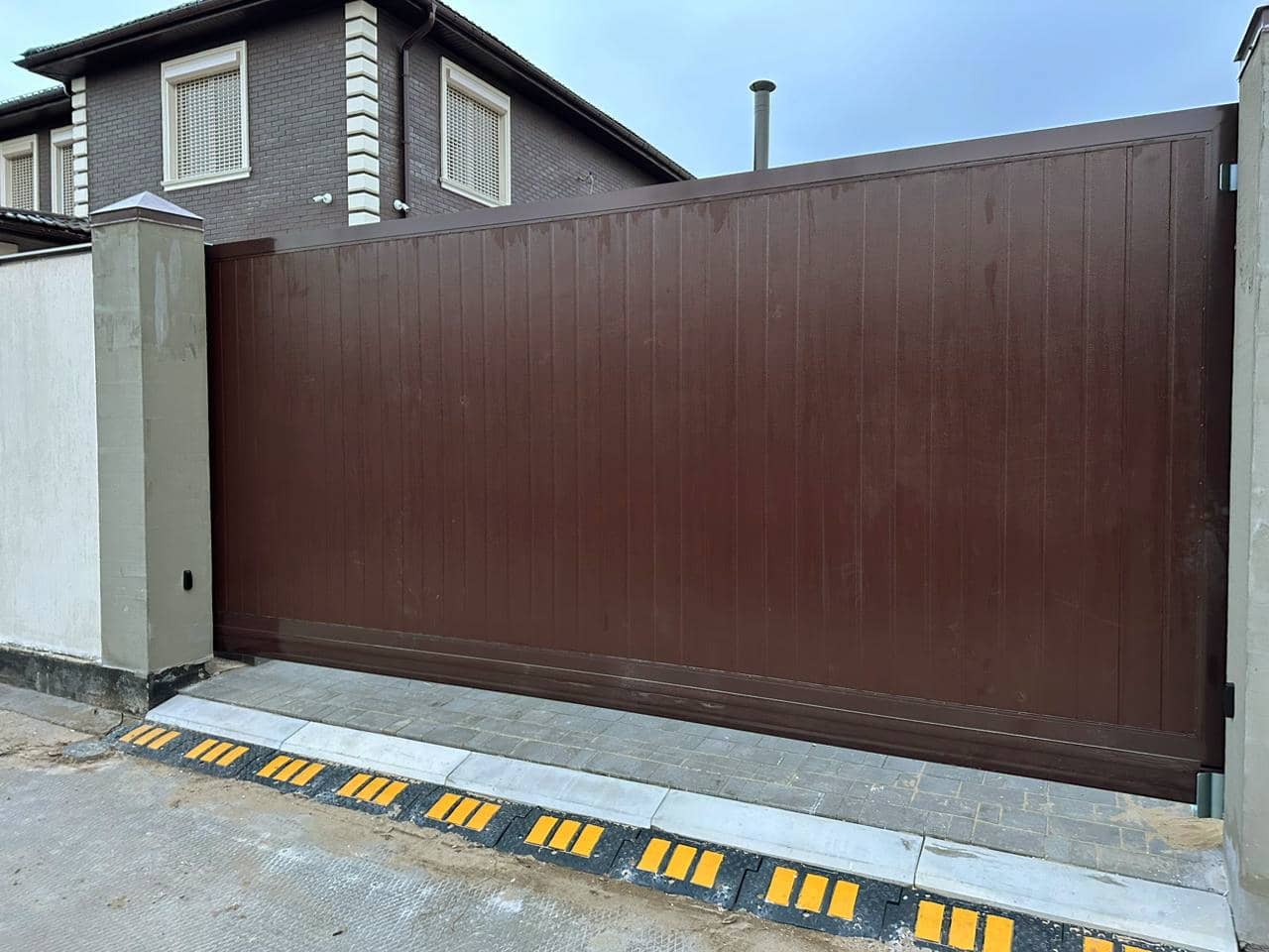 Уличные ворота DoorHan в Иркутске с установкой